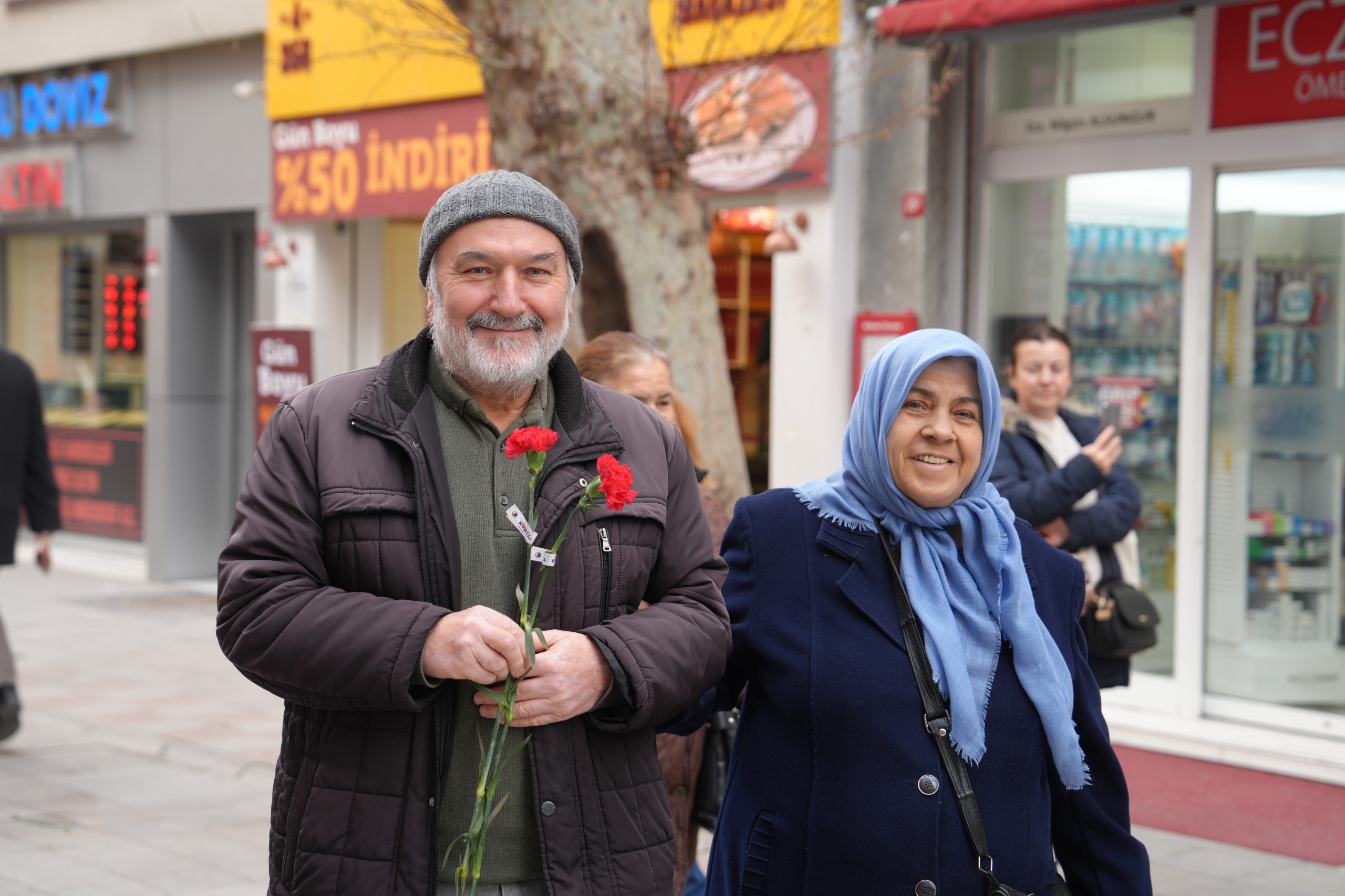Kartal’da Yeni Yıl Ruhu: Keman Tınılarıyla Karanfil Dağıtımı